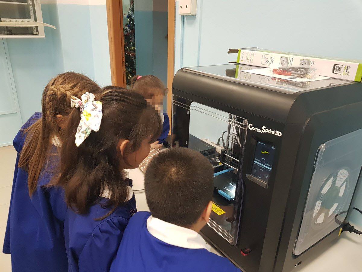 i bambini davanti alla stampante 3D