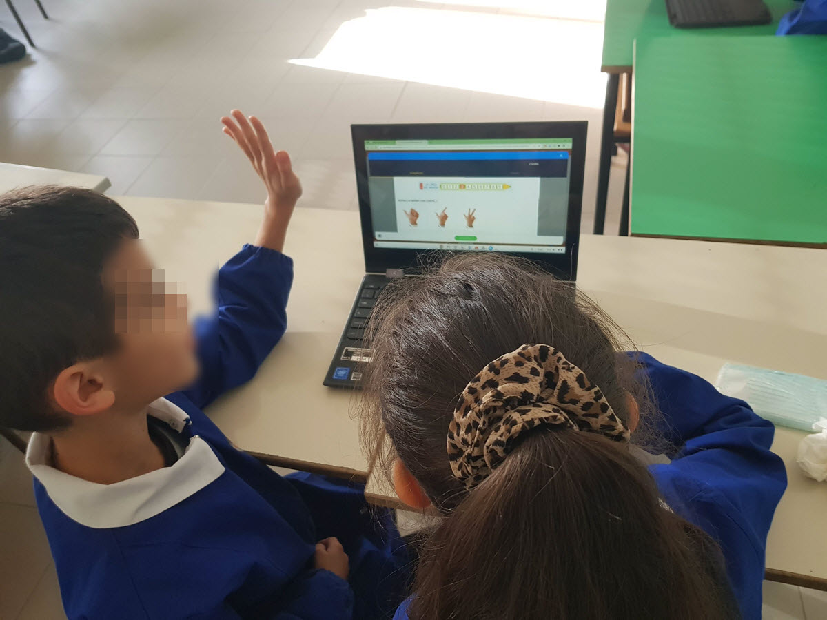 i bambini fanno gli esercizi sul chromebook