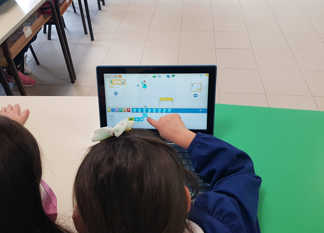 bambini programmano con Scratch Junior