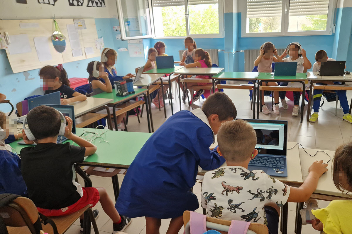 bambini lavorano in piccoli gruppi usando i chromebook