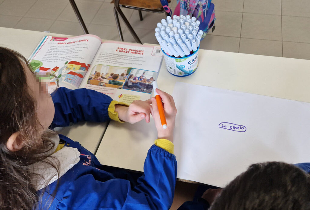 Bambini disegnano una mappa su carta