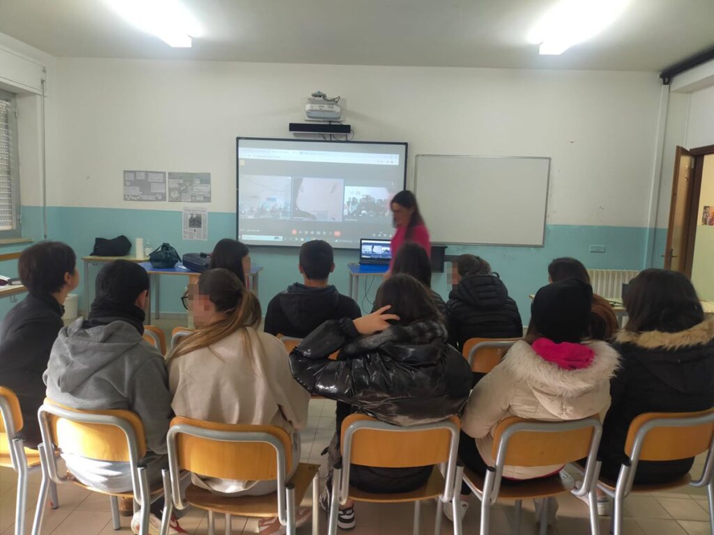 gli studenti del liceo in collegamento con le altre classi